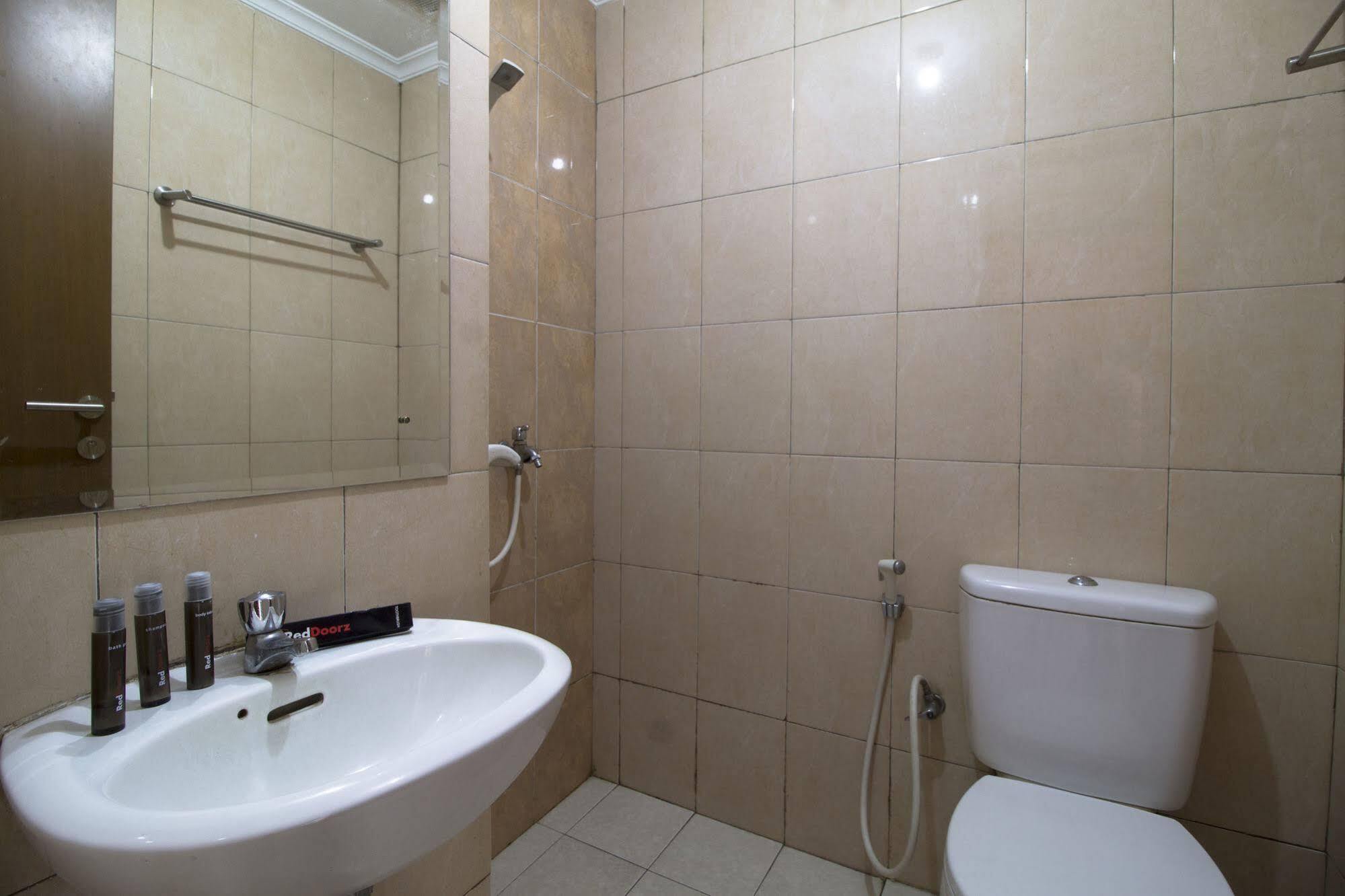 Reddoorz Apartment @ Margonda Residence Депок Екстериор снимка